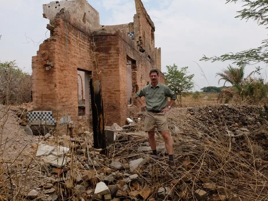 Ben Freeth returns to the ruins of his home, which was burned down in 2009. Image by Martin Fletcher. Zimbabwe, 2016. Ben Freeth returns to the ruins of his home, which was burned down in 2009. Image by Martin Fletcher. Zimbabwe, 2017.