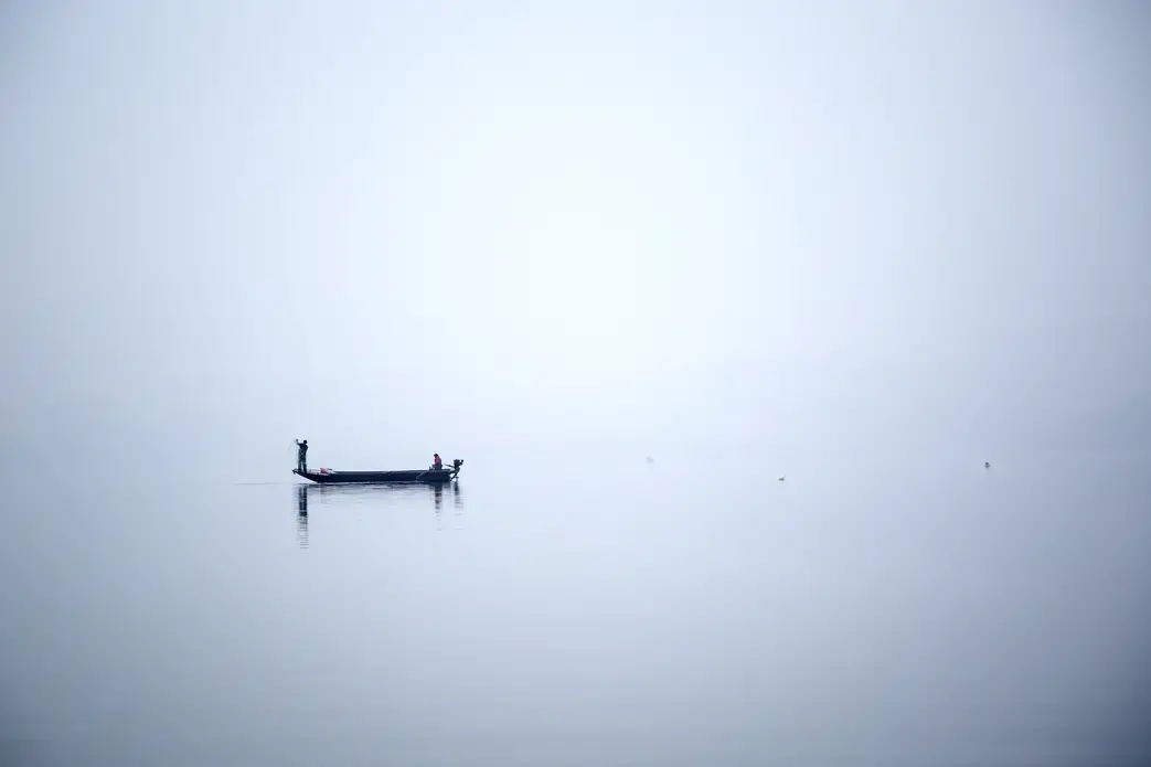 Net fishing at dawn on the Danjiangkou Reservoir. Image by Sharron Lovell. China, 2015. Media file: r_20150115_snwtp_djk_trip31010.jpg