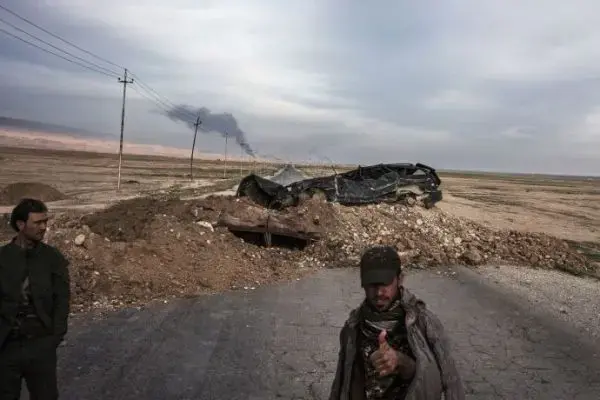 Kurdish fighters on the western front along Highway 47, on the outskirts of Sinjar. Image by Moises Saman/Magnum Photos. Iraq, 2015. Media file: 160118_mogelson_09-690.jpg