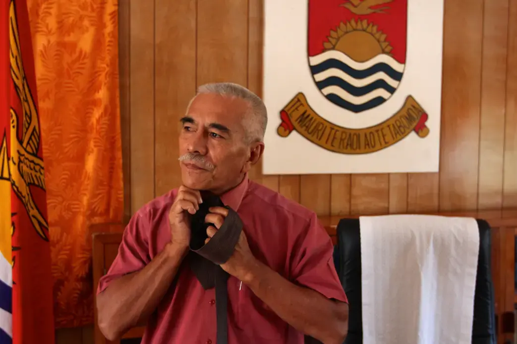 Kiribati President Anote Tong ties his necktie in preparation for a Cabinet meeting. Image By Kenneth R. Weiss. Kiribati, 2014. Media file: anotetong2.jpg
