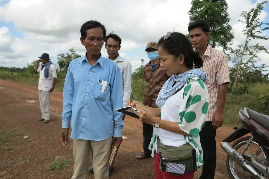 Sinary Sany, a Khmer-land activist turned freelance reporter, interviews Coy Saveuth, a local journalist. Image by Saul Elbein. Cambodia, 2014. Media file: img_0530.jpg