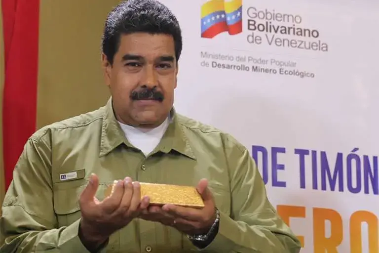 Venezuelan President Nicolás Maduro hefts a bar of gold purportedly dug and processed in the Arco Minero, though experts have their doubts. Image via Twitter Prensa Presidencial @PresidencialVen Venezuelan President Nicolás Maduro hefts a bar of gold purportedly dug and processed in the Arco Minero, though experts have their doubts. Image via Twitter Prensa Presidencial @PresidencialVen