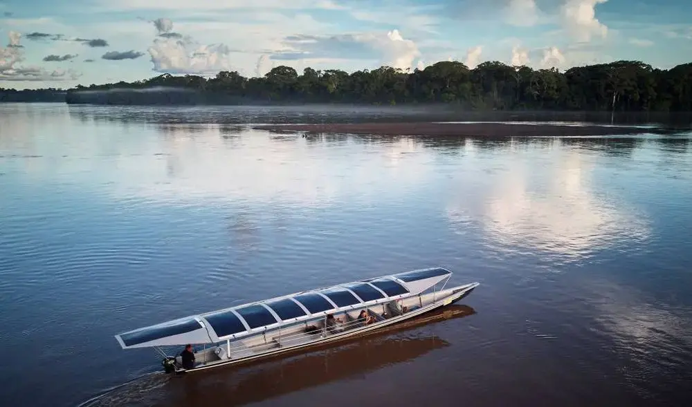 Sunkirum, um dos barcos solares do projeto Kara Solar, navega no rio Pastaza. Imagem de Pablo Albarenga. Peru, 2019. Sunkirum, um dos barcos solares do projeto Kara Solar, navega no rio Pastaza. Imagem de Pablo Albarenga. Peru, 2019.