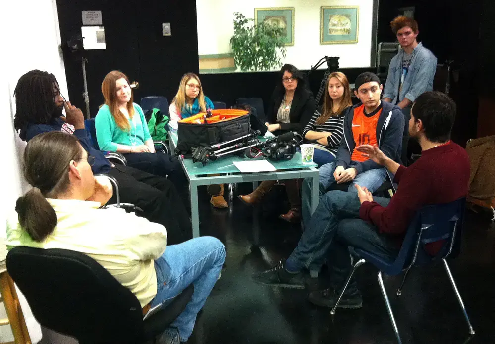 Dimiter Kenarov discusses narrative techniques with journalism students at the University of Pittsburgh. Image by Mark Schulte. USA, 2013. Media file: fracking_pitt.jpg