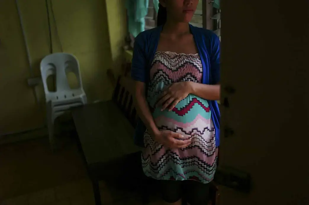 A woman who is 8 months pregnant and recently tested positive for HIV poses for a photo in Cebu City, Philippines. She says that she was infected by her partner who was an injecting drug user. Image by Veejay Villafranca. Philippines, 2015. Media file: l1000246.jpg