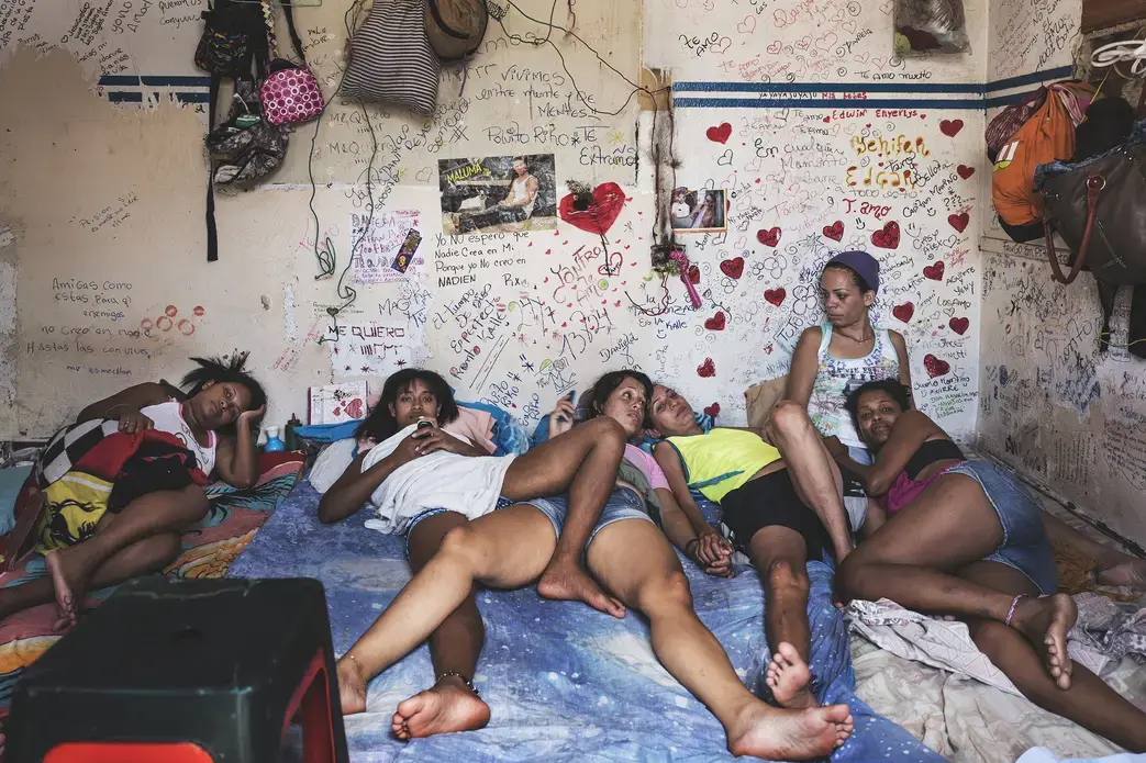 Daniela, at center in a pink shirt, is serving a four-year sentence for robbery inside an overcrowded detention center with few resources. Image by Ana Maria Arevalo. Venezuela, 2018. Daniela, at center in a pink shirt, is serving a four-year sentence for robbery inside an overcrowded detention center with few resources. Image by Ana Maria Arevalo. Venezuela, 2018.