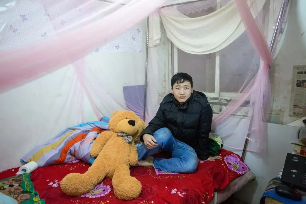 Zhang Haihai is a 26-year-old chef in a Cantonese restaurant. He shares his 10-square meter room with his girlfriend, a waitress at a restaurant. Image by Sim Chi Yin. Beijing, 2014. Media file: 03-zhanghaihai-01.jpg