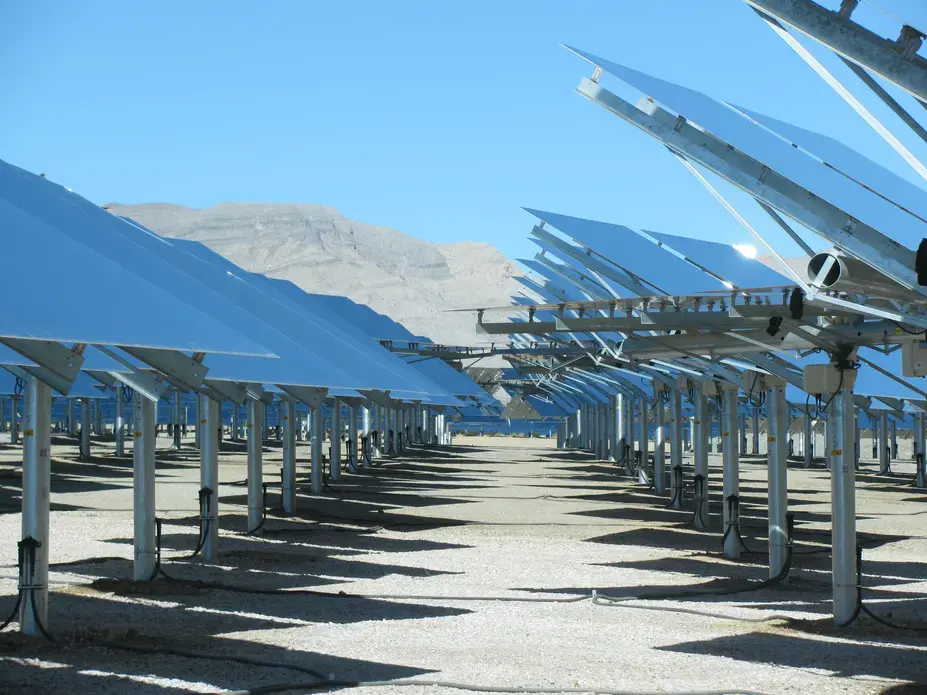 Rows of heliostats at Ivanpah follow the sun all day. Image by Akshay Deverakonda. United States, 2014. Media file: ivanpah_7.jpg