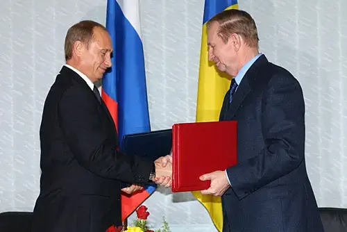 Vladimir Putin and Leonid Kuchma in December 2003. Image courtesy of Wikimedia Commons, 2003. Media file: vladimir_putin_with_leonid_kuchma.jpg