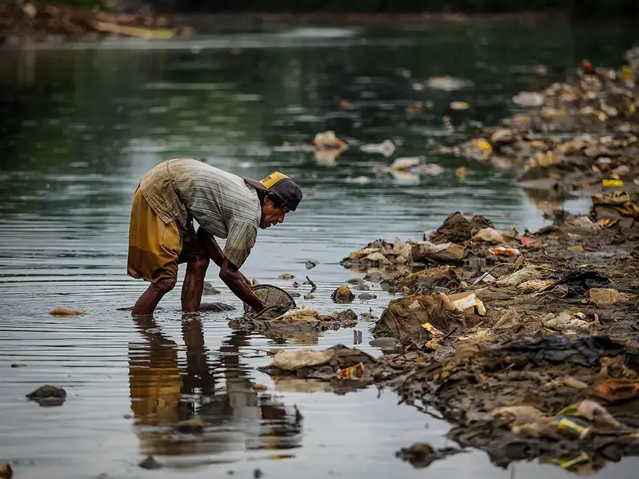 Rapid growth in the Upper Citarum River basin has overwhelmed municipal sewage systems. Lacking garbage collection, residents throw household trash into the river or dump it in piles that soon wash into the waterway. Image by Larry C. Price. Indonesia, 2017.