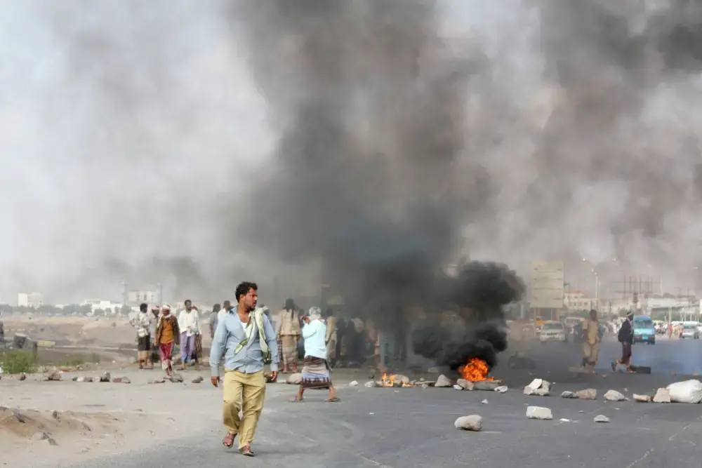 Soldiers block roads and burn tires in protest against unpaid salaries in Yemen's southern city of Aden. Image by Iona Craig. Yemen, 2017. Soldiers block roads and burn tires in protest against unpaid salaries in Yemen's southern city of Aden. Image by Iona Craig. Yemen, 2017.