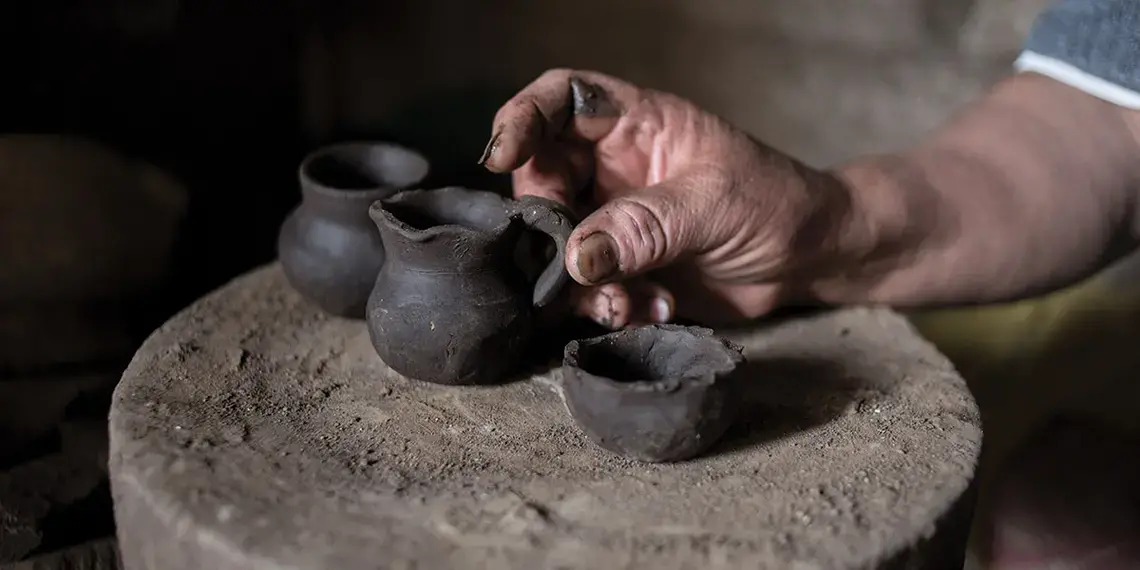 In the 1990s, La Victoria was an epicenter of pottery in Ecuador. Artisans made roof tiles by the thousands and exported them across the country. Image by Yolanda Escobar. Ecuador, 2016.