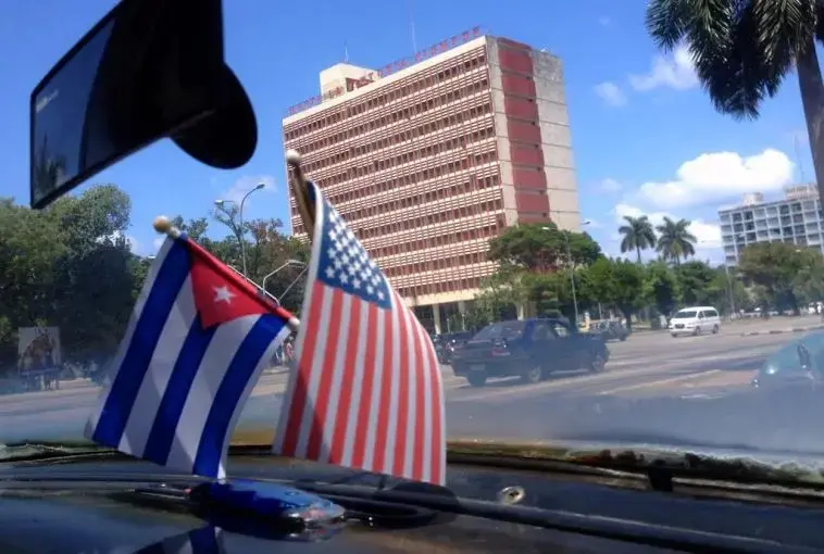 Independent taxi in Havana with the flags of the United States and Cuba. Image courtesy of 14ymedio. Cuba.