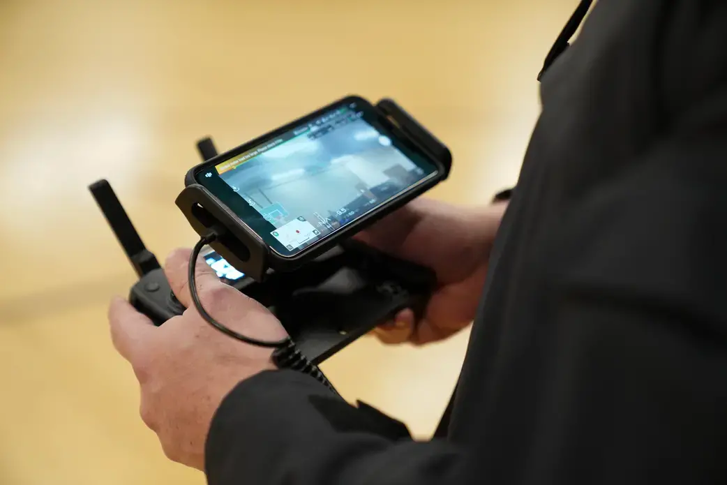 UN OFICIAL DEMUESTRA COMO VUELA UN DRON EN EL GIMNASIO DEL DEPARTAMENTO DE POLICIA DE JEFFERSONTOWN. Image by J. Tyler Franklin. United States, 2019.