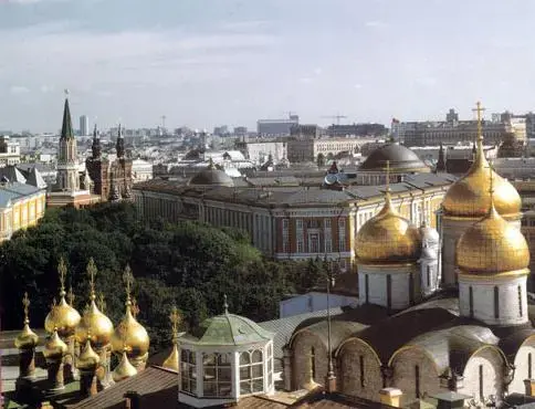 View of the Kremlin complex in Moscow. Image courtesy of Wikipedia Commons. Russia, 1995. Media file: kremlin_new.jpg
