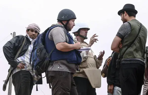 American journalist Steven Sotloff (center with black helmet) talks to Libyan rebels in 2011. Sotloff was kidnapped in 2013 near Aleppo, Syria. And, in 2014, ISIS released a video of Sotloff being beheaded. Image by Etienne de Malglaive / Getty Images. Media file: 453949688.jpg