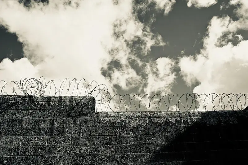 View of the walls from the inside of Pentridge Prison. Image by Natalie Maguire / Flickr. Australia, 2017.