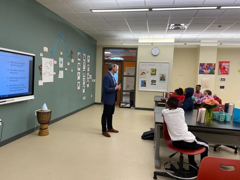 PBS NewsHour special correspondent Nick Schifrin speaks to students during the post-field trip workshop at Ida B. Wells Middle School. Image by Pauline Werner. United States, 2020.
