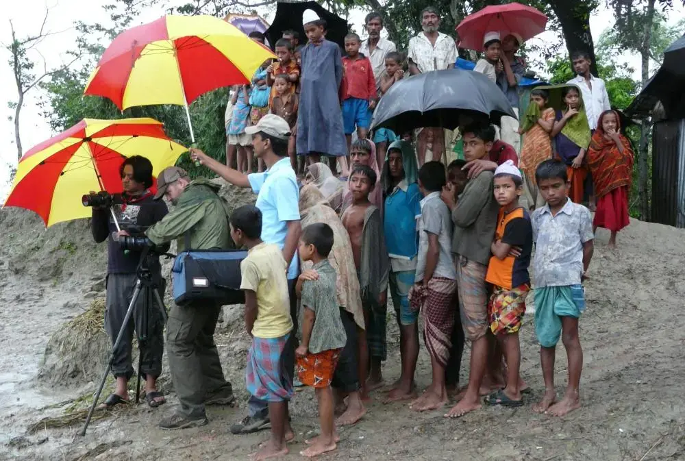 Steve Sapienza filming in Bangladesh for the documentary "Easy Like Water." Image by Glenn Baker. Bangladesh, 2009. Media file: sapienza_bangladesh_2009_001.jpg