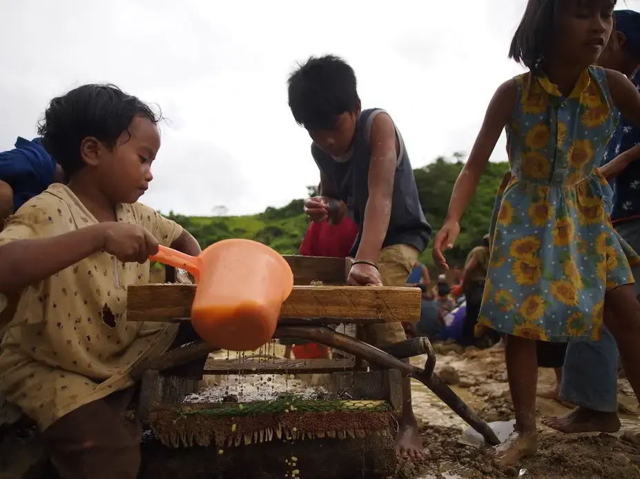 Children sift through ore at an illegal gold mine in the Philippines. Photo by Larry C. Price. Philippines, 2014. Media file: price-philippine-gold-child-labor-72-1024x768.jpg
