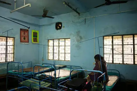 A pregnant woman waiting for delivery at a primary health center in the village of Borsul, in the eastern Indian state of West Bengal. Such centers often have untenable doctor-patient ratios. Image by Sami Siva. India, 2014. Media file: 28-hospital-2-indiaink-blog480.jpg
