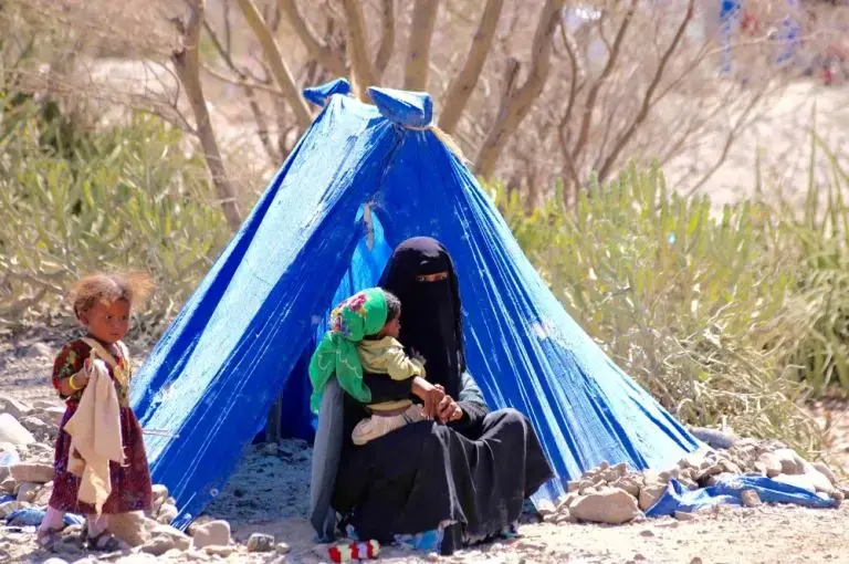 Mountains loom over displaced peoples' shelters in Al-Wazia'a. Image by Ahmed al-Basha/IRIN. Yemen, 2016. Mountains loom over displaced peoples' shelters in Al-Wazia'a. Image by Ahmed al-Basha/IRIN. Yemen, 2016.