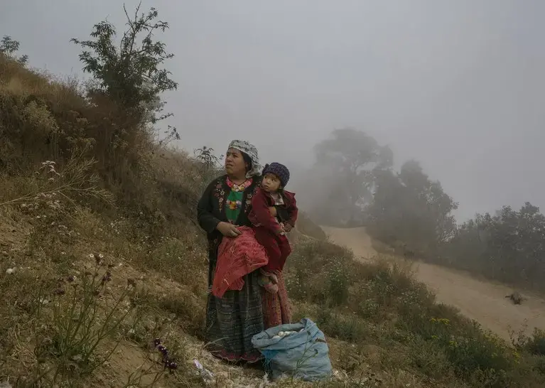 Outside the small village of Chicua, in the western highlands, in an area affected by extreme-weather events, Ilda Gonzales looks after her daughter. Image by Mauricio Lima. Guatemala, 2019. Outside the small village of Chicua, in the western highlands, in an area affected by extreme-weather events, Ilda Gonzales looks after her daughter. Image by Mauricio Lima. Guatemala, 2019.