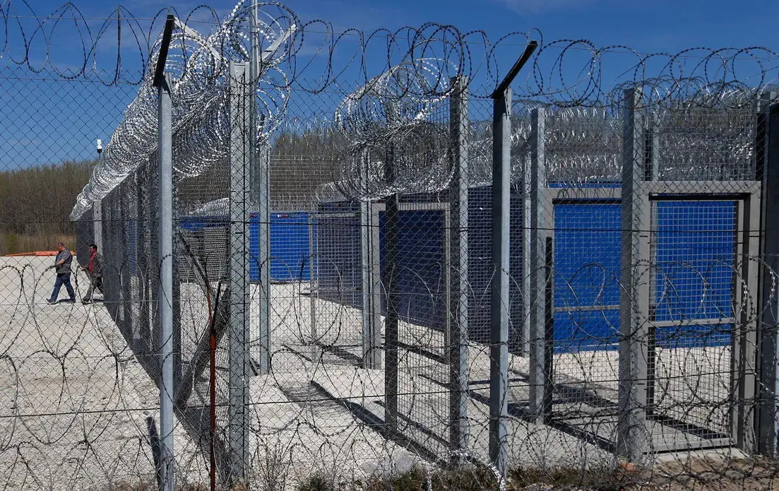 Hungarian workers leave a container camp at the border with Serbia, March 28, 2017. (AP Photo / Darko Vojinovic) Hungarian workers leave a container camp at the border with Serbia, March 28, 2017. (AP Photo / Darko Vojinovic)