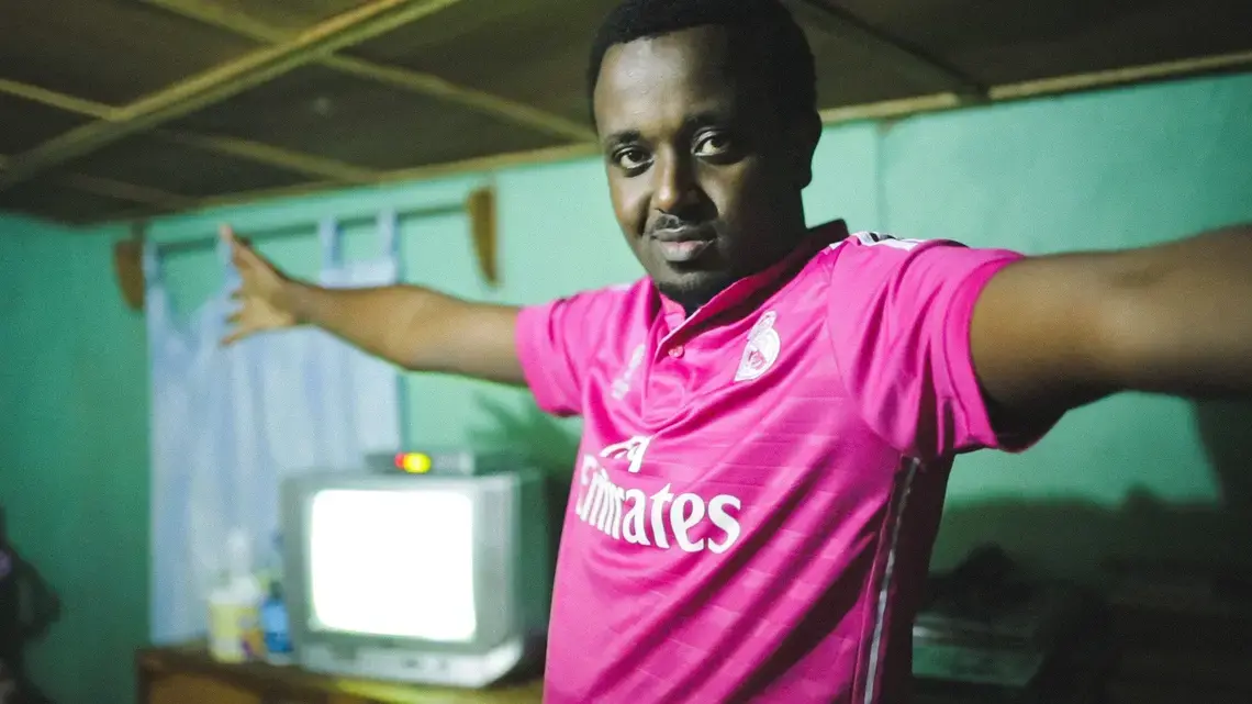 Serge Rwigamba is the head guide at the Kigali Genocide Memorial in Rwanda. Image by Juan Herrero. Rwanda, 2016. Media file: serge_pulitzer_header.jpg