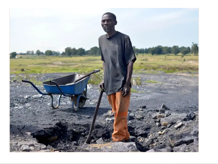 An old man digs coal at an abandoned coal mine in Ermelo, Mpumalanga. Image by Mark Olalde. South Africa, 2017. An old man digs coal at an abandoned coal mine in Ermelo, Mpumalanga. Image by Mark Olalde. South Africa, 2017.