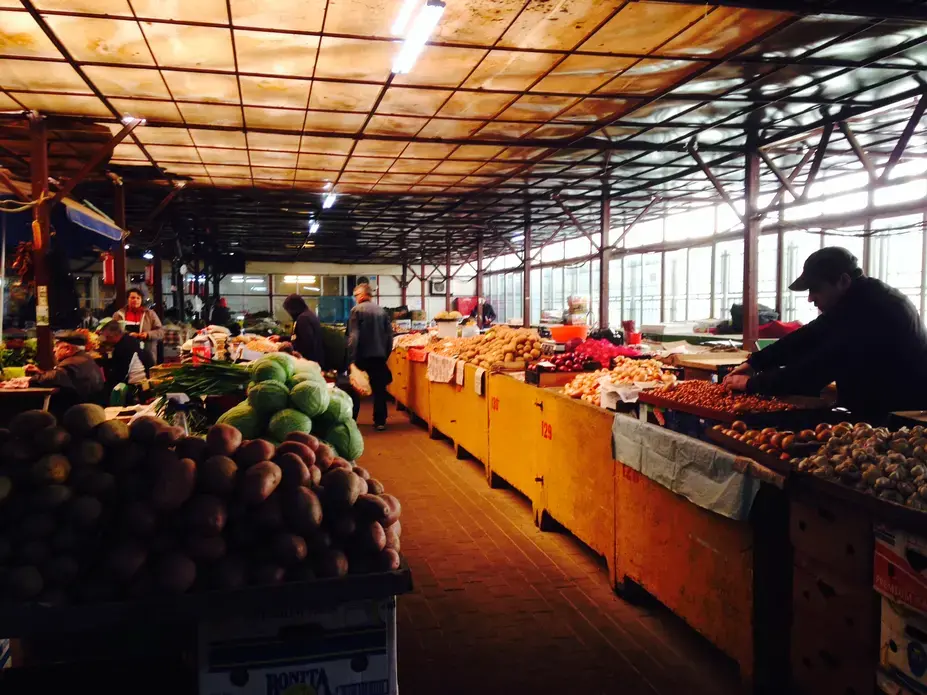 The Piata Gorjului market in western Bucharest. Image by Claire Provost. Romania, 2015. Media file: piatagorjului.jpg