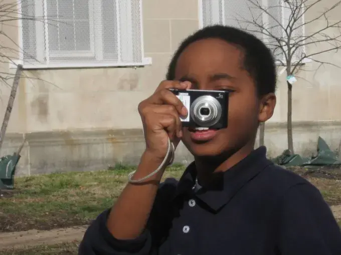 A student from Eliot-Hine Middle School in Washington, D.C. practices photography skills. Image by Evey Wilson. United States, 2017. Media file: img_0074_1.jpg