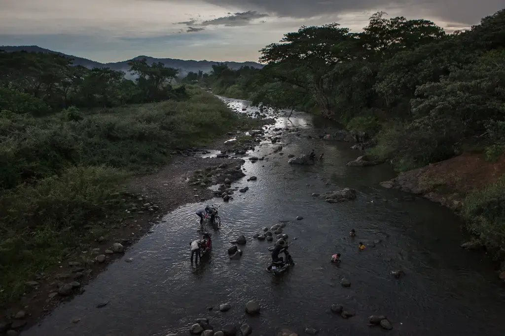 Malaria is public health issue in Cambodia’s rural area near forested areas, where both locals and migrants work in agriculture, wood cutting and mining. Image by Jeffrey Lau. Cambodia, 2016. Media file: jlau_kh_pailin_0321.jpg