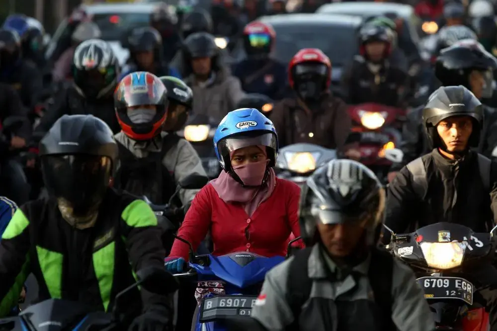 A swarm of motorcycle commuters in Jakarta. Image by Kristianto Purnomo. Indonesia, 2013. Media file: moto.jpg