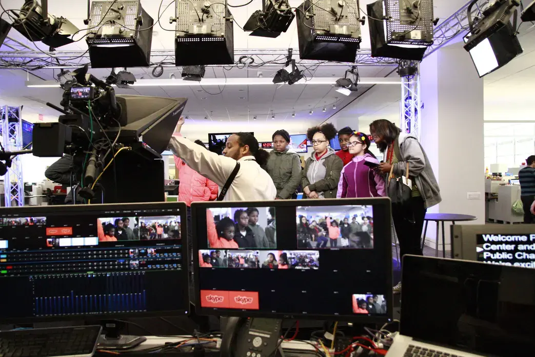 Students pose for the camera in the USA Today newsroom. Image by Mariam Feroun. 2019.