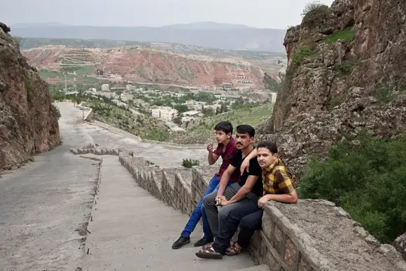 Three men from Anbar enjoy the view from a Shaqlawa mountain. Image by Sebastian Meyer. Iraq, 2014. Media file: meyer-iraq-580.jpg