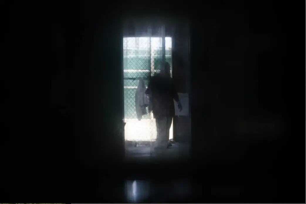 A prisoner at Guantánamo Bay’s Camp 6 detention center. Prisoners have been increasingly isolated at Guantánamo during the coronavirus pandemic. Image by Doug Mills / The New York Times. United States, undated. A prisoner at Guantánamo Bay’s Camp 6 detention center. Prisoners have been increasingly isolated at Guantánamo during the coronavirus pandemic. Image by Doug Mills / The New York Times. United States, undated.