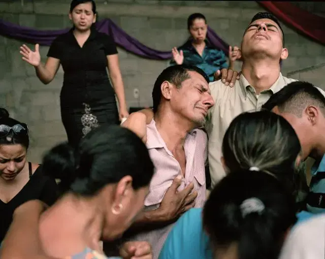 Family members mourn the death of Darwin Franco, a community organizer in Honduras. Later that evening his family received death threats. Image by Dominic Bracco II. Honduras, 2015. Family members mourn the death of Darwin Franco, a community organizer in Honduras. Later that evening his family received death threats. Image by Dominic Bracco II. Honduras, 2015.