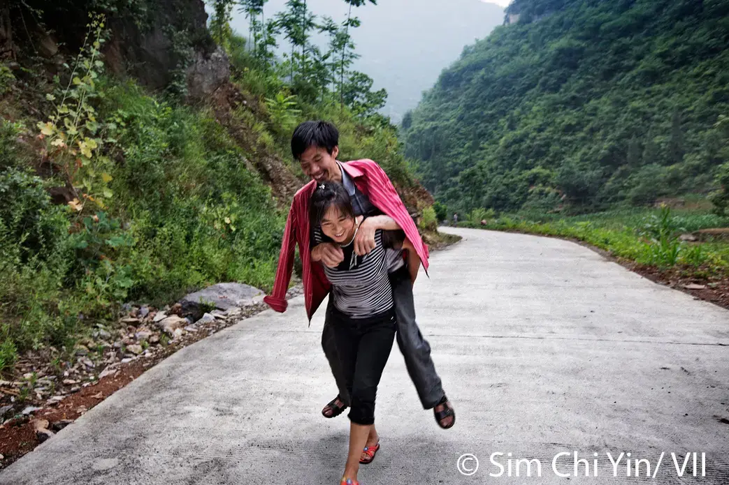 When He Quangui is too sick to walk, his wife carries him. They have a very close relationship, and according to a relative, are “still like two teenagers who just fell in love.” Photo by Sim Chi Yin. China, 2013. Media file: simchiyin.jpg