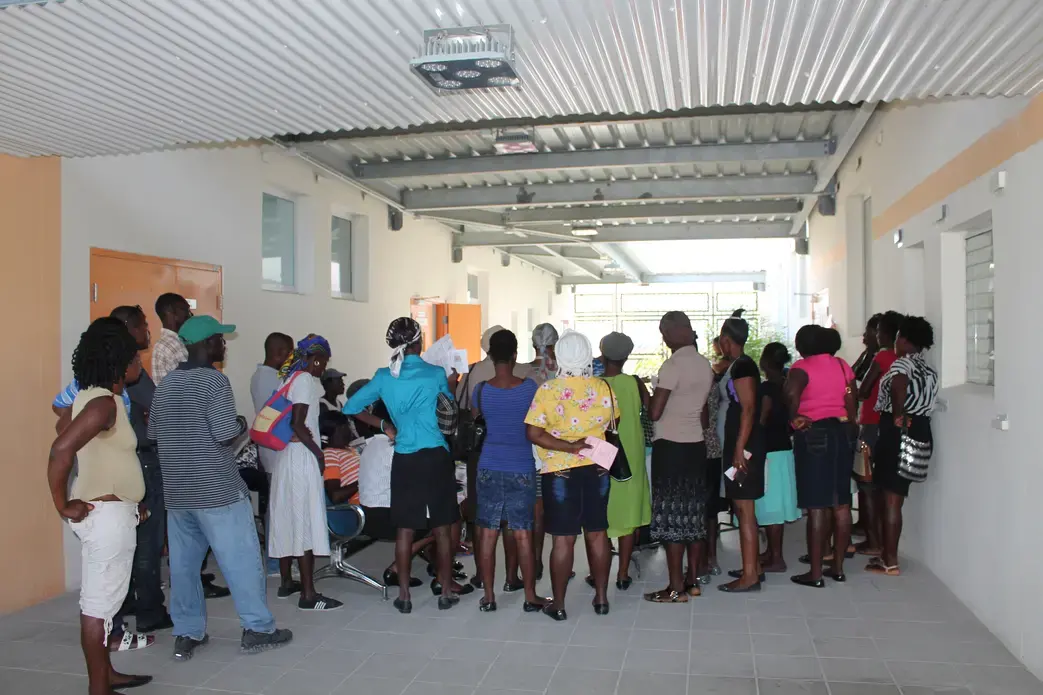 A crowd of women listens to a presentation on cervical cancer. Image by Anna Russell. Haiti, 2017. A crowd of women listens to a presentation on cervical cancer. Image by Anna Russell. Haiti, 2017.