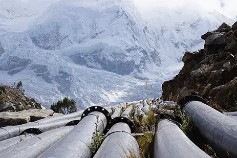 Siphons continuously lower the level of Palcacocha, which lies below mountains that were once completely snow-covered. Image by Audrey Fromson. Peru, 2019. Media file: cover_image.jpg