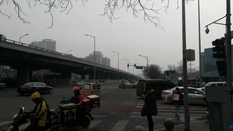 An intersection in Beijing. The pollution that shrouds China’s cities kills an estimated 1.1 million people every year. Image by Beth Gardiner. China, 2017. An intersection in Beijing. The pollution that shrouds China’s cities kills an estimated 1.1 million people every year. Image by Beth Gardiner. China, 2017.