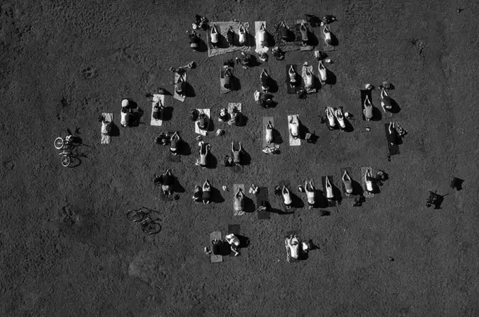 A public park is seen from above in San Francisco. California is a major center for the development and manufacture of military UAVs–Genderal Atomic builds its Predators and Reapers in the state–and the Bay Area in particular is hub of the expanding consumer-drone market. Image by Tomas van Houtryve. United States, 2014. Media file: tomas-van-houtryve-header-676x448.jpg