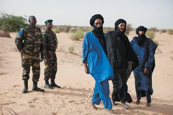 Malian soldiers with Tuareg men in the village of Tashek, near Timbuktu, July 2013. Image by Joe Penney/Reuters. Mali, 2013. Media file: hammer_1-052214_jpg_600x627_q85.jpg