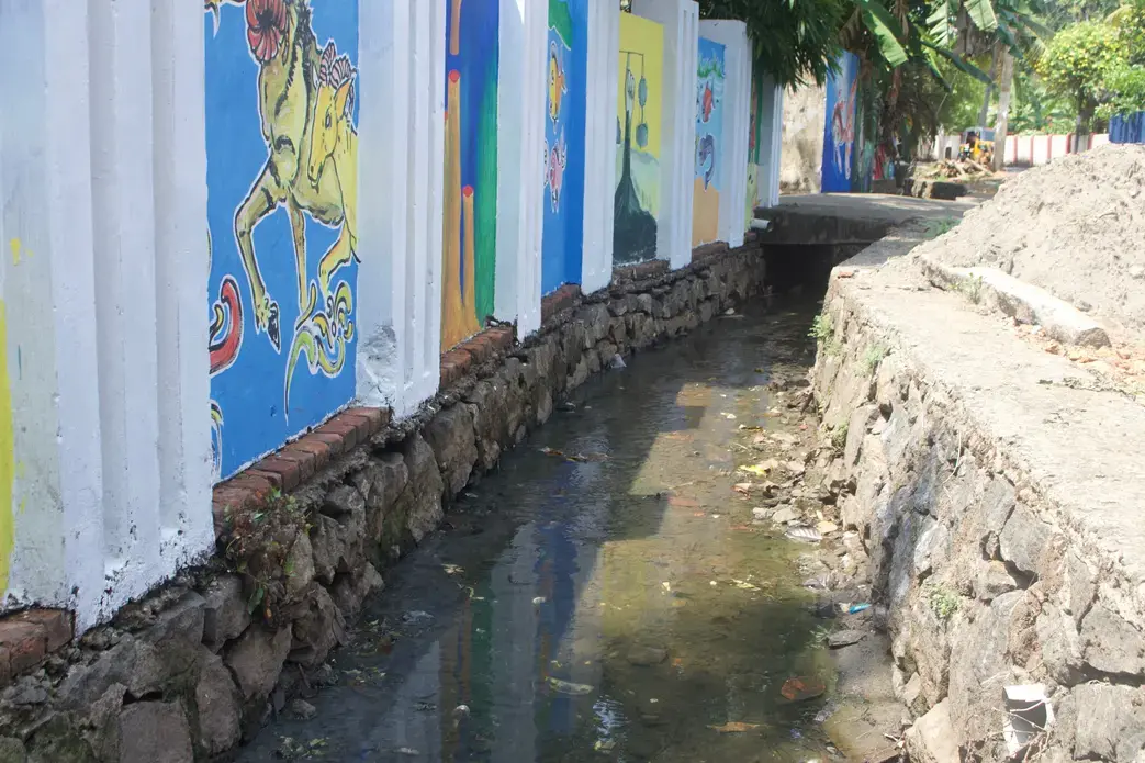 The canals weaving through Alleppey lead to Vembanad Lake—they run clean and are decorated with colorful artwork. Image by Katelyn Weisbrod. India, 2019. The canals weaving through Alleppey lead to Vembanad Lake—they run clean and are decorated with colorful artwork. Image by Katelyn Weisbrod. India, 2019.