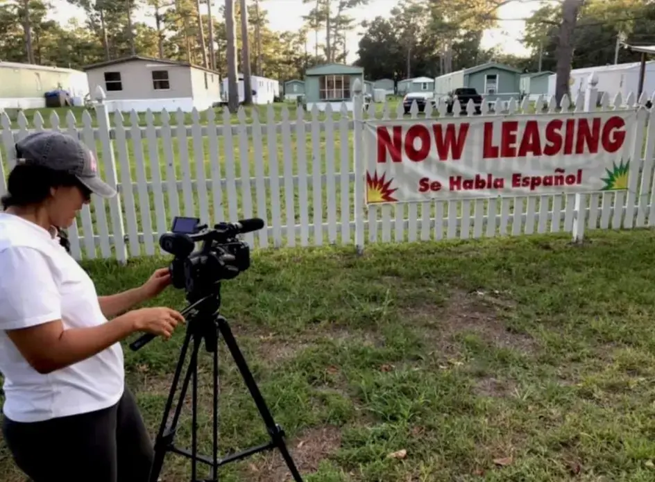 Community journalist Yolanda House films her short-documentary “Mi Casita,” which tells the story of a family and their struggle to stay in their home after Hurricane Florence. Image courtesy of Working Narratives. United States, undated. Community journalist Yolanda House films her short-documentary “Mi Casita,” which tells the story of a family and their struggle to stay in their home after Hurricane Florence. Image courtesy of Working Narratives. United States, undated.