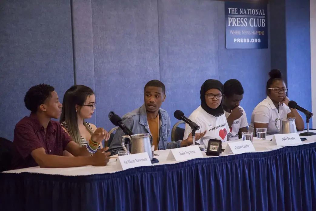 Clifton Kinnie moderates the dialogue at 'Youth Activists and the Media: Reporting on Gun Violence.' Image by Jin Ding. Washington, DC, 2018.