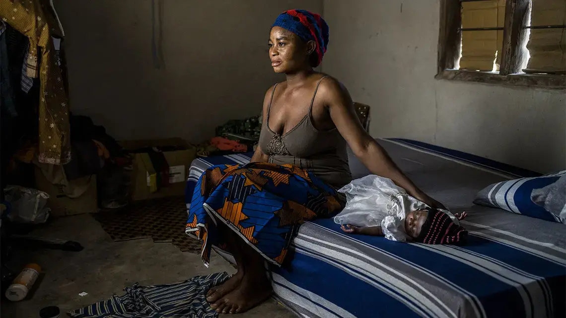 Rose Kough and her 6-week-old baby received antiretroviral drugs to prevent mother-to-child transmission of HIV. Image by Misha Friedman. Nigeria, 2018. Rose Kough and her 6-week-old baby received antiretroviral drugs to prevent mother-to-child transmission of HIV. Image by Misha Friedman. Nigeria, 2018.