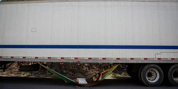 There is a constant image that extends along 17 km accumulated of trucks: that of a driver lying in his hammock. Luis Aguilar kills time, like hundreds of his colleagues. Image by César Arroyo. Nicaragua, 2020. There is a constant image that extends along 17 km accumulated of trucks: that of a driver lying in his hammock. Luis Aguilar kills time, like hundreds of his colleagues. Image by César Arroyo. Nicaragua, 2020.
