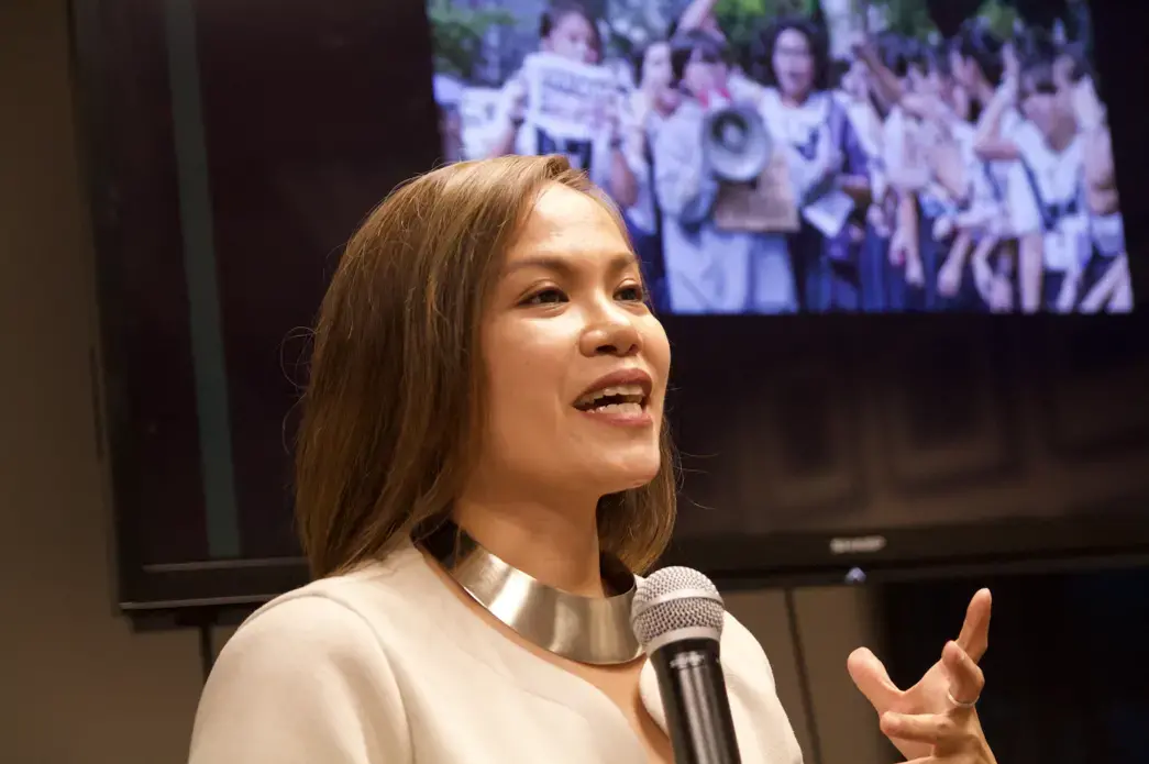 Ana Santos speaks about the resistance to the drug war, primarily led by youth and the local churches. Image by Kate Karstens. United States, 2018. 